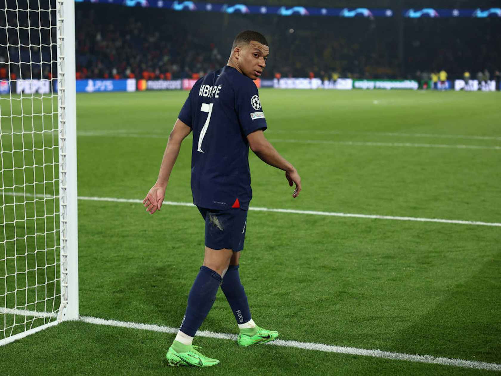 包含巴黎圣日耳曼遗憾失利，小组前景蒙上阴影的词条