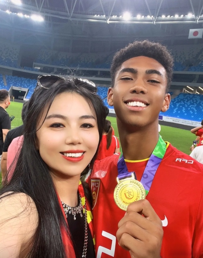 河北队球员努力拼搏，获得胜利